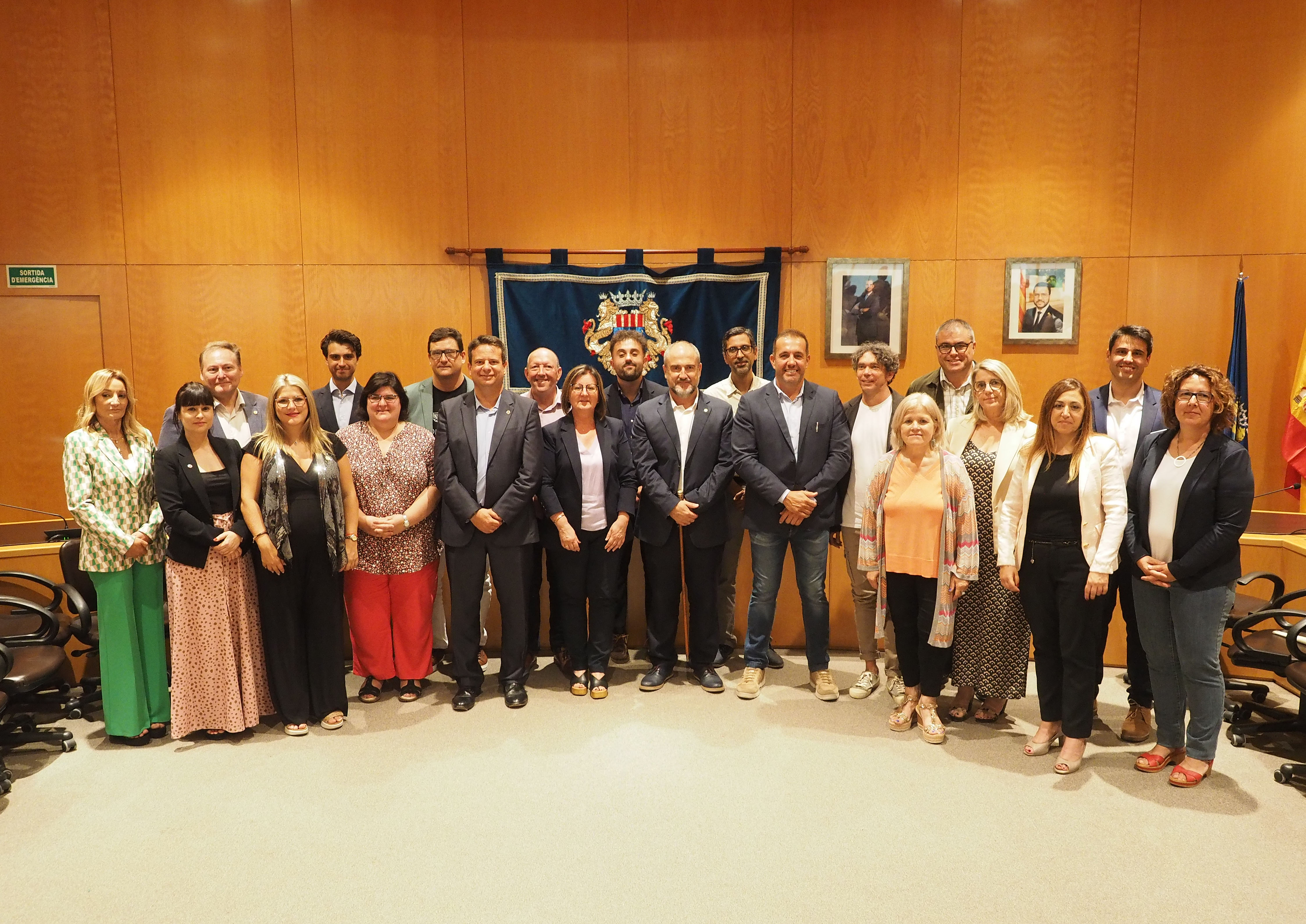 Fotografia de grup dels 21 membres de la corporació municipal