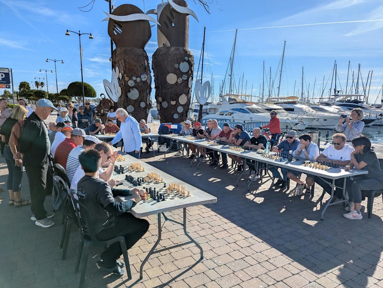 Cambrils acull una estada internacional d’escacs que combina aprenentatge, convivència i turisme.