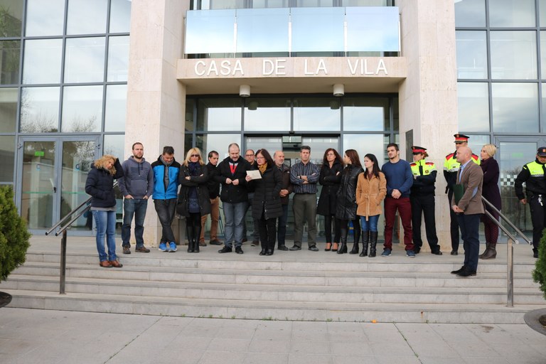 Cambrils fa un minut de silenci per condemnar l’assassinat d’una dona a Vila-seca.