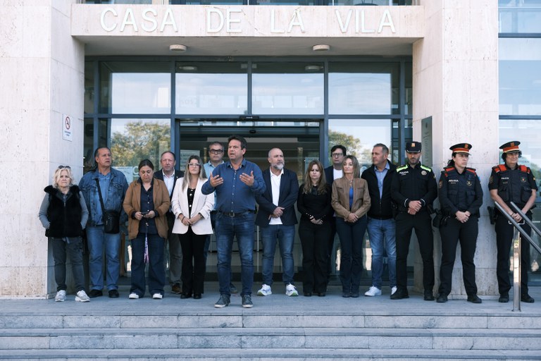 Cambrils fa un minut de silenci per les víctimes de l’accident ferroviari de Toledo.