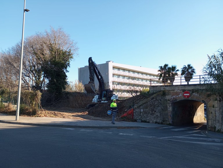 Cambrils fa un pas més en la integració de la via amb l’enderroc del pont de la rotonda del vial del Cavet.
