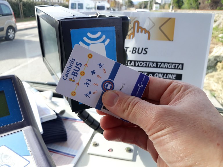 Cambrils incorpora el nom sentit a les targetes de bus urbà i al carnet de la biblioteca.