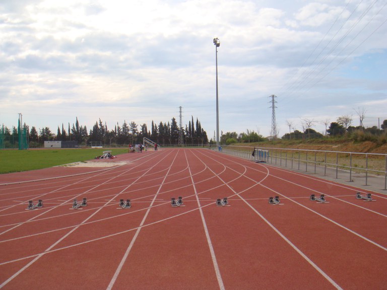 Cambrils licita la substitució de la coberta del pavelló i la renovació de la pista d’atletisme.