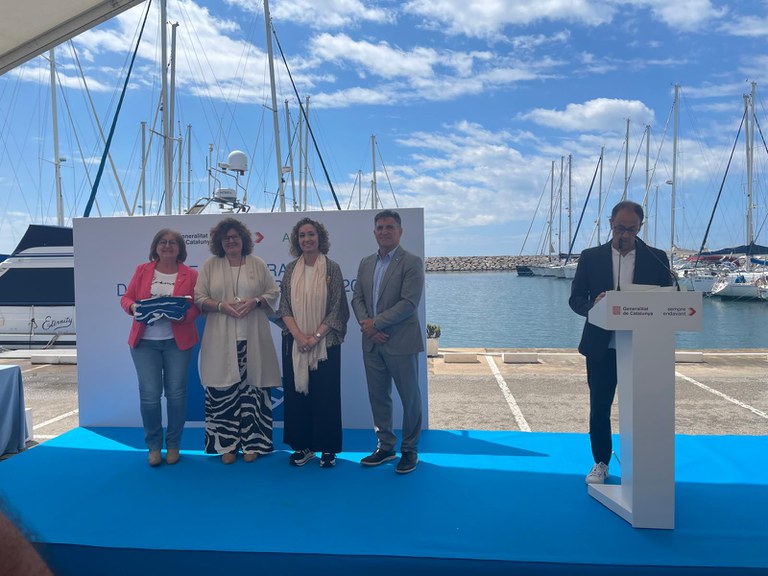 Cambrils recull les quatre Banderes Blaves que acrediten la qualitat de les seves platges.
