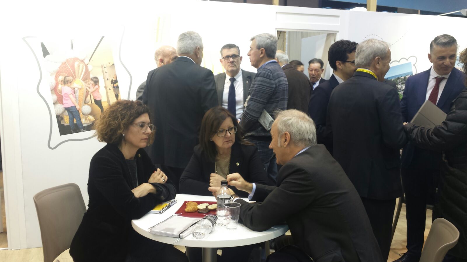 "fitur2.jpg"