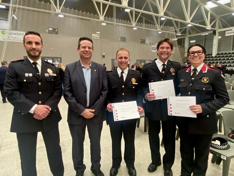 Dos policies locals de Cambrils reben una felicitació en el marc del Dia de les Esquadres.