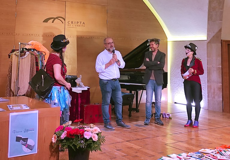 El Departament d’Educació de l’Ajuntament de Cambrils lliura els Premis Martí i Pol de poesia i Vázquez Montalbán de prosa.