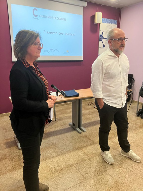 El govern de Cambrils informa les entitats esportives del nou projecte de pavelló poliesportiu.