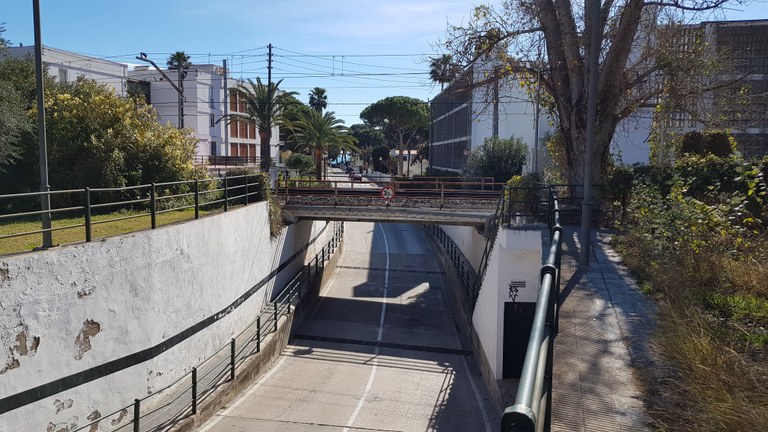 El Ple de l’Ajuntament de Cambrils aprova una moció per reclamar el desmantellament de la via del tren .