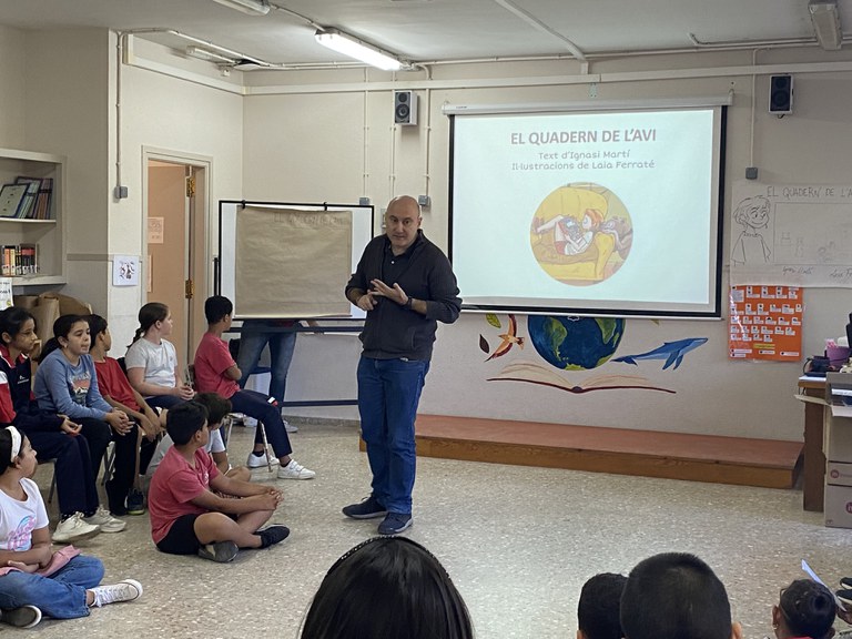 El taller “El Quadern de l’avi” porta la història local a les escoles de Cambrils.