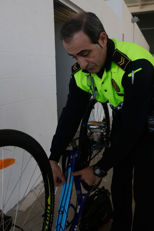 Els Agents Escolars de la Policia Local de Cambrils registren les seves bicicletes.
