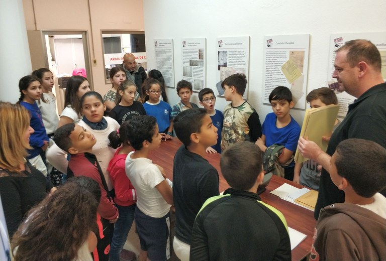 Els i les alumnes de 5è de l’Escola Joan Ardèvol són "Aprenents d’historiador" a l’Arxiu Municipal de Cambrils .