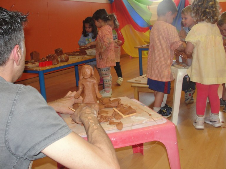 Els infants de la Llar Municipal Maria Dolors Medina s’enfanguen en la setmana de l’art.