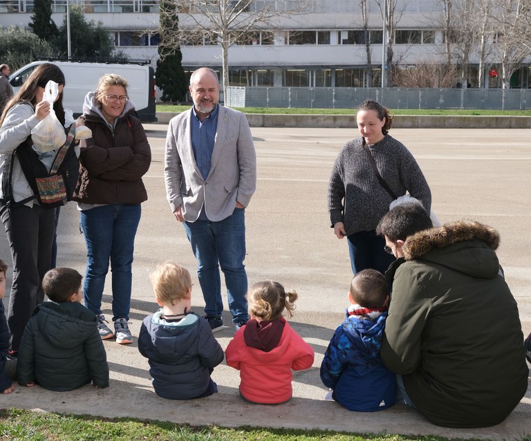 Els infants i les famílies de la llar d’infants Maria Dolors Medina visiten l’Ajuntament de Cambrils.