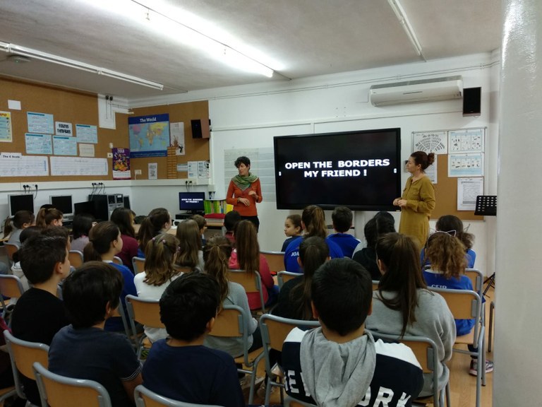 Els nens i nenes de 5è de l’Escola Joan Ardèvol es posen a la pell de les persones refugiades.