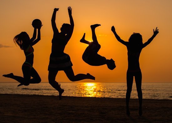 Els tallers de medi ambient i seguretat tornen a la platja del Regueral de Cambrils per conscienciar als banyistes.