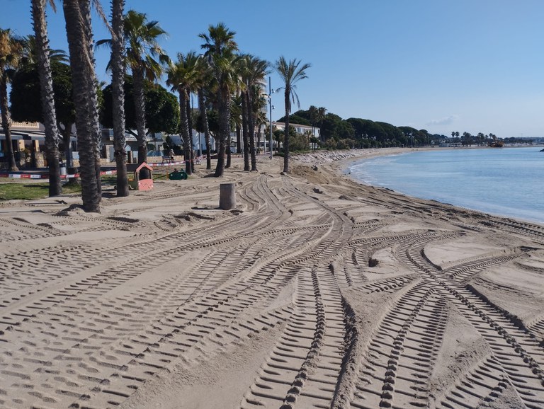 Finalitzen les actuacions de reposició de sorra a les platges de Cambrils.