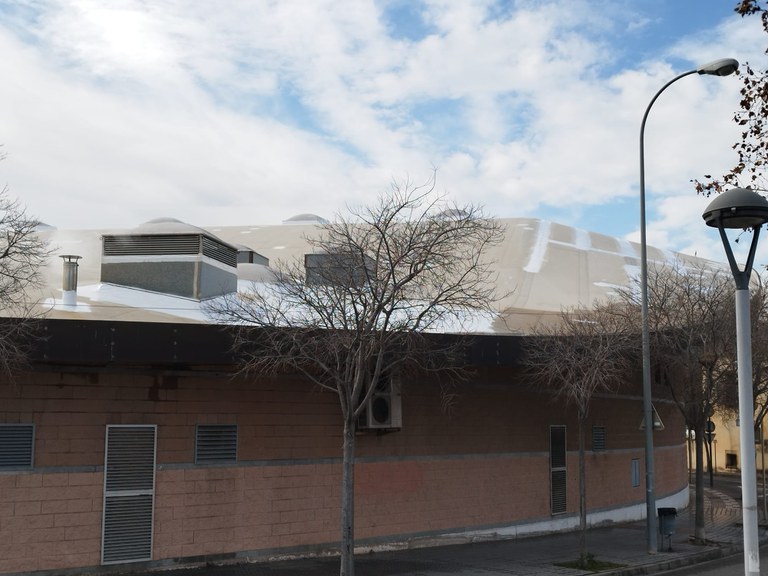 Finalitzen les obres per eliminar les goteres del pavelló i la piscina del Palau d’Esports de Cambrils.