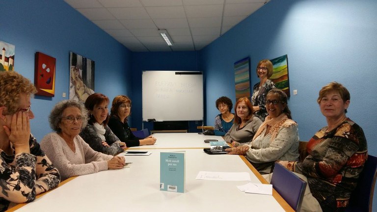 Integrants de l’activitat ‘Llegir el teatre’ de la Biblioteca de Cambrils assisteixen a una obra al Teatre Nacional.