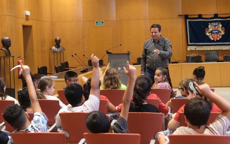 L'alumnat de 3r de primària de l'Escola Marinada visita l'Ajuntament de Cambrils.