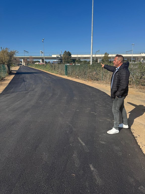 L’Ajuntament de Cambrils asfalta l’accés al camp de futbol 3 de la zona esportiva municipal.