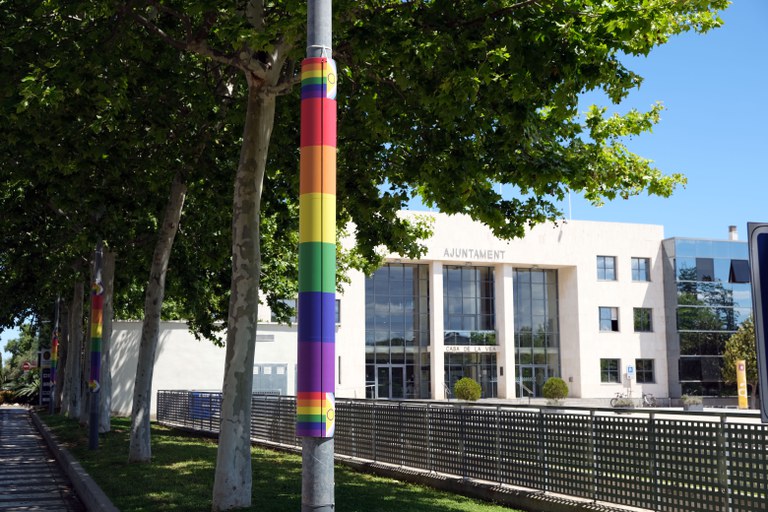 L’Ajuntament de Cambrils commemora el Dia internacional contra la LGTBI+fòbia.