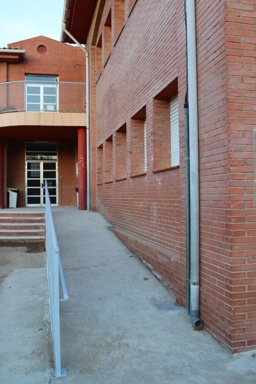 L’Ajuntament de Cambrils construeix una nova rampa a l’escola Marinada.