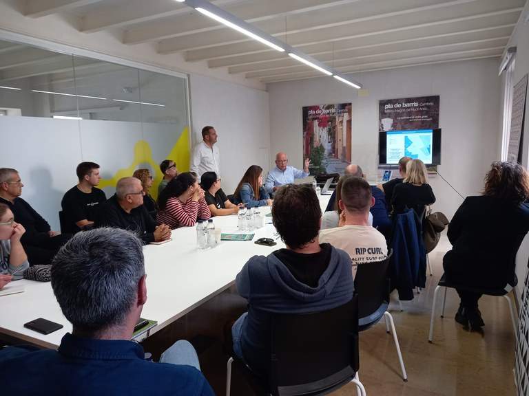 L’Ajuntament de Cambrils es reuneix amb operadors interessats en obrir una parada al Mercat de la Vila.