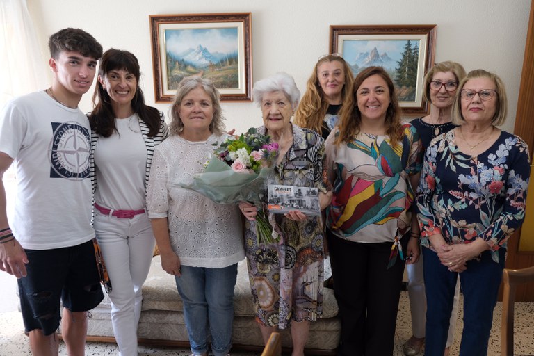 L’Ajuntament de Cambrils felicita la centenària Sisqueta Llaó.