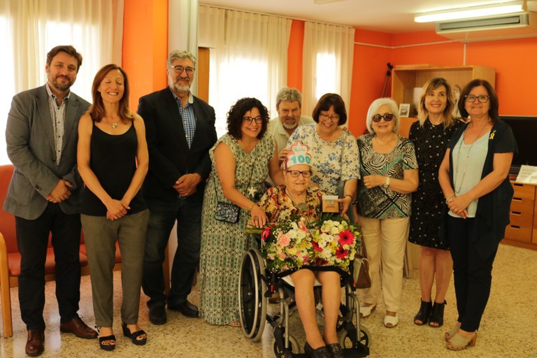 L’Ajuntament de Cambrils homenatja a Josefa Barberà pel seu centenari .