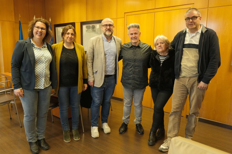 L’Ajuntament de Cambrils homenatja el perruquer Javi Torrente.