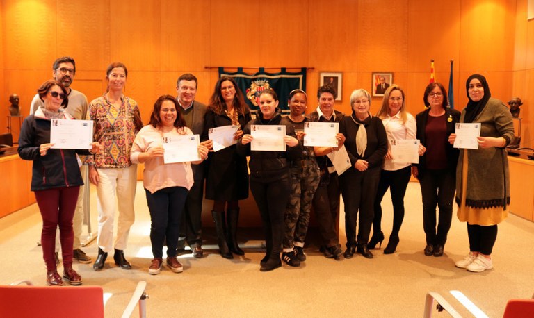 L’Ajuntament de Cambrils i l’Associació Hotelera lliuren els diplomes del curs de cambrer i cambrera de pisos .
