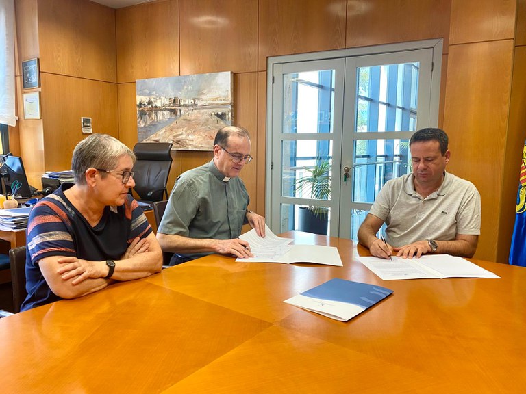 L’Ajuntament de Cambrils i la Parròquia signen un conveni de cessió d’ús del jardí de l’ermita.