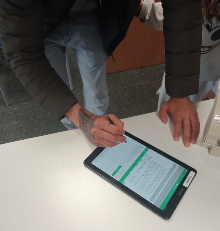 L’Ajuntament de Cambrils implementa la firma amb tauleta als Serveis Socials.