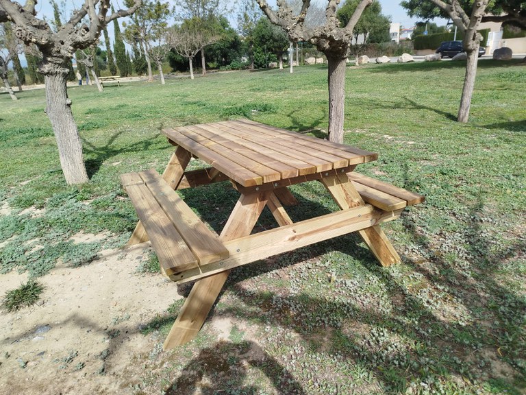 L’Ajuntament de Cambrils instal·la taules de pícnic a tres zones verdes de Vilafortuny i Ponent.