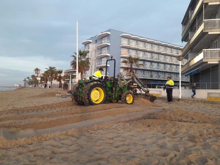 L’Ajuntament de Cambrils neteja les platges i el passeig després del temporal marítim.
