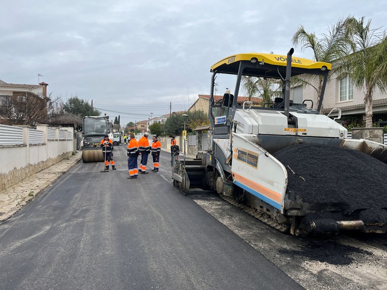 L’Ajuntament de Cambrils renova el paviment de 13 carrers del municipi.