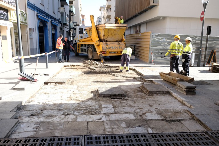 L’Ajuntament de Cambrils repara el paviment de carrer Pau Casals.