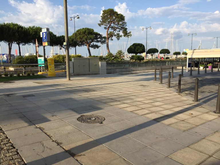 L’Ajuntament de Cambrils trasllada i substitueix els quadres elèctrics de la plaça de les Remendadores.