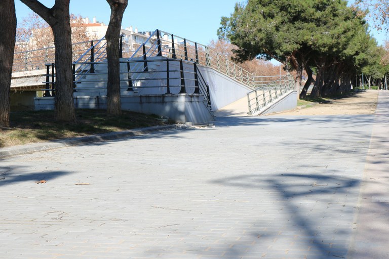 L’Ajuntament millora els accessos per a vianants i la zona enjardinada del pàrquing del Parc del Pescador de Cambrils.