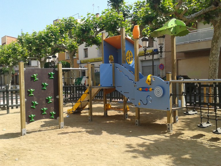 L’Ajuntament millora la zona de jocs de l’avinguda Vidal i Barraquer amb equipaments per a infants .