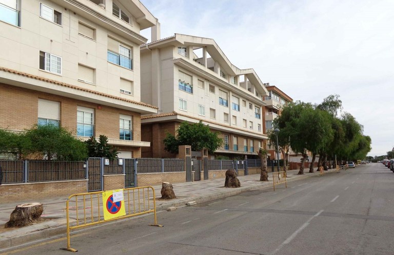 L’Ajuntament renova la vorera del carrer Artur Martorell  que els arbres estaven aixecant per garantir la seguretat dels vianants i renovar els serveis soterrats malmesos per les arrels.