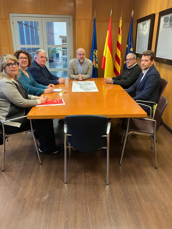 L’alcalde de Cambrils es reuneix amb una delegació de la Cambra de Comerç de Reus.