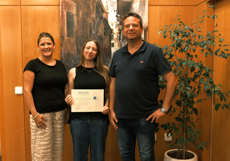 L’alcalde de Cambrils felicita Jana Gaspà, guanyadora del Premi Extraordinari de Batxillerat.