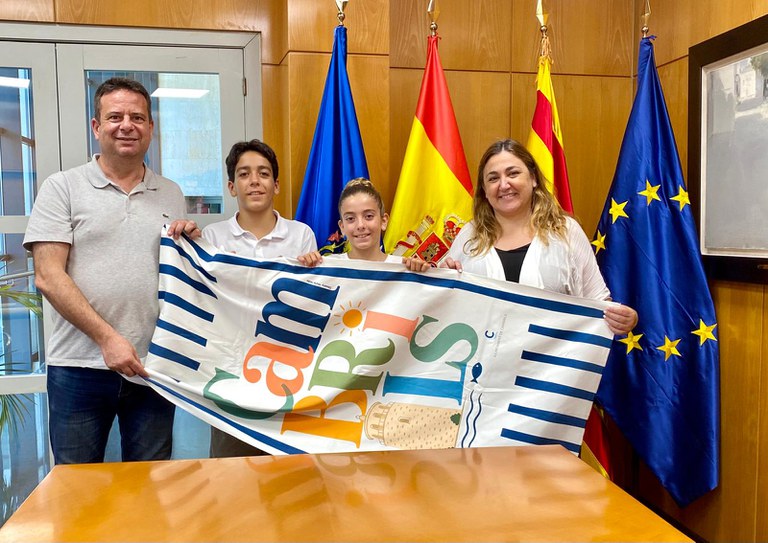 L’alcalde de Cambrils felicita Laura i Marc Cobos per proclamar-se campions d’Espanya de Jiu-jitsu.