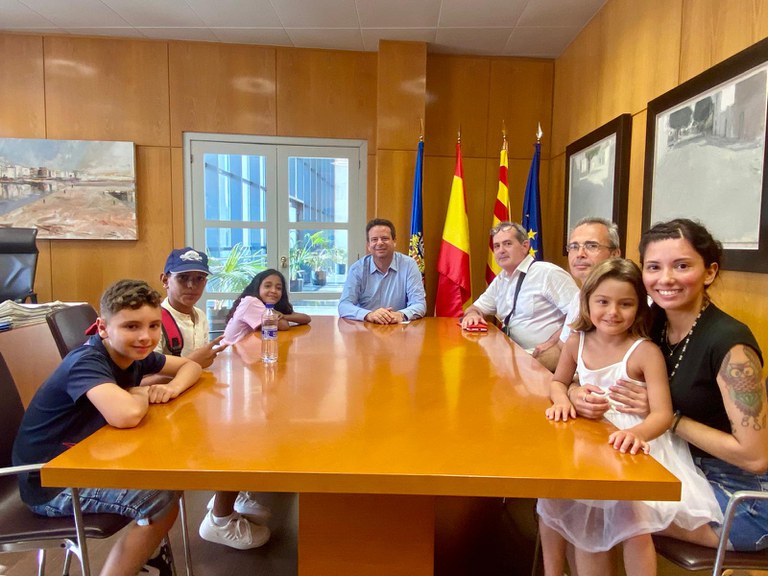 L’alcalde de Cambrils rep dos infants sahrauís acollits per famílies de la ciutat.