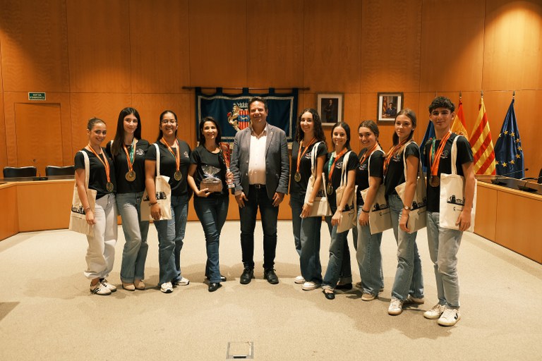 L’alcalde rep la cambrilenca Carlota Vigo, campiona del món de dansa  grupal de l’Escola África Aguilar.
