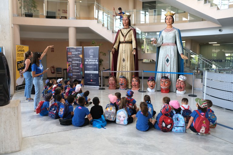 L’alumnat d’infantil de l’escola Joan Ardèvol va a veure els gegants a l’Ajuntament de Cambrils.