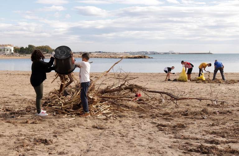 L’alumnat de l’institut Baix Camp col·labora en la neteja de les platges de Cambrils després del temporal.
