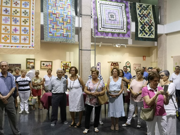 L’alumnat del taller de patchwork del Casal de Cambrils exposa “Retalls de Vida” al Centre Cultural .
